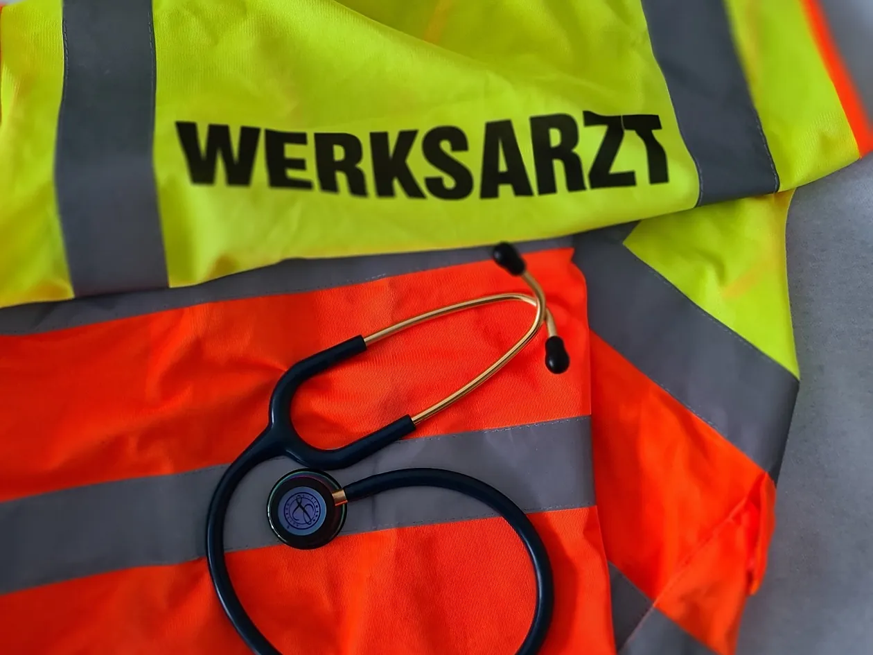 Betriebsärztliche Betreuung – Werksarzt mit Warnweste und Stethoskop