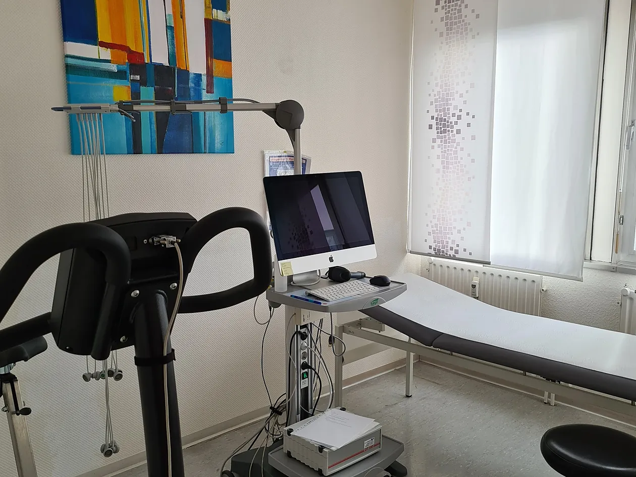 Eignungsuntersuchungen – Untersuchungsraum mit Ergometer und EKG
