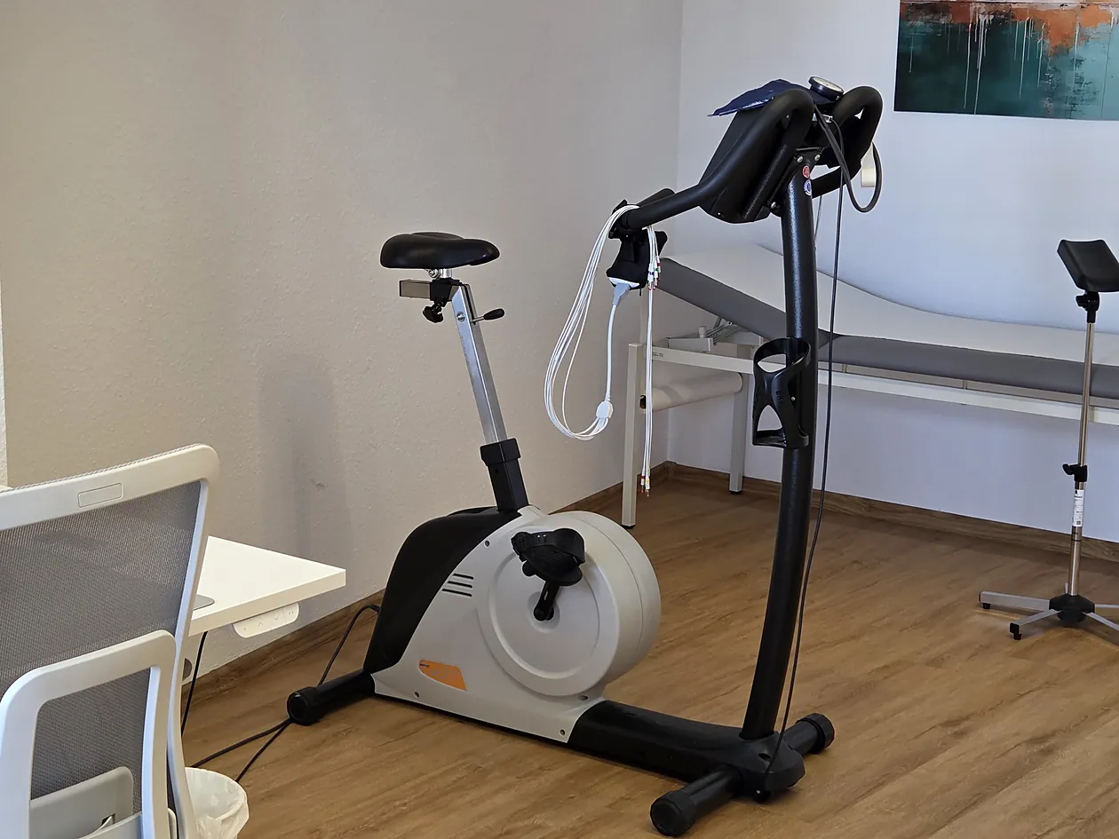 Psychotherapeutische Kurzintervention – Ergometer im Untersuchungsraum des WAZ