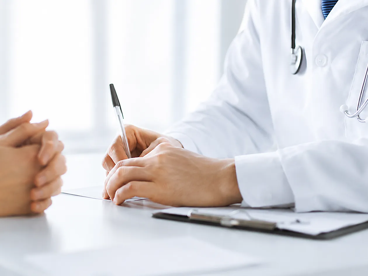 Facharzt für Arbeitsmedizin im Gespräch am Schreibtisch